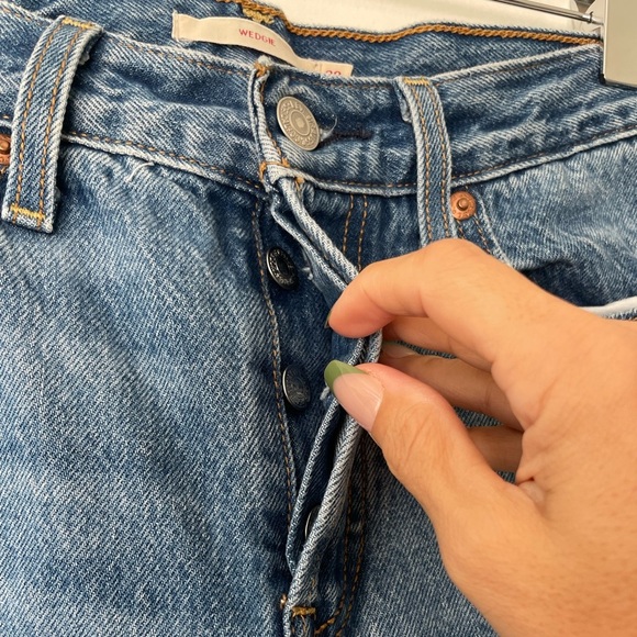 Levi’s Wedgie High Rise Straight Leg Medium Wash Denim Button-fly Size 28 - Picture 6 of 11